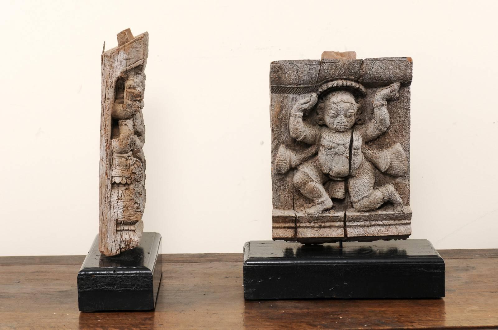 Paar geschnitzte Hindu- Tempelfragmente aus Holz aus dem 19. Jahrhundert aus einem Tempel in Indien im Angebot 1