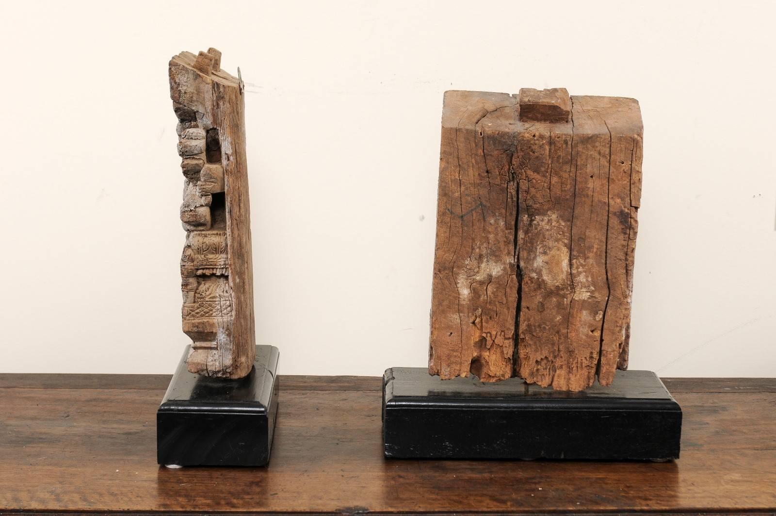 Coppia di frammenti di legno intagliati a mano del XIX secolo provenienti dall'India in vendita 1
