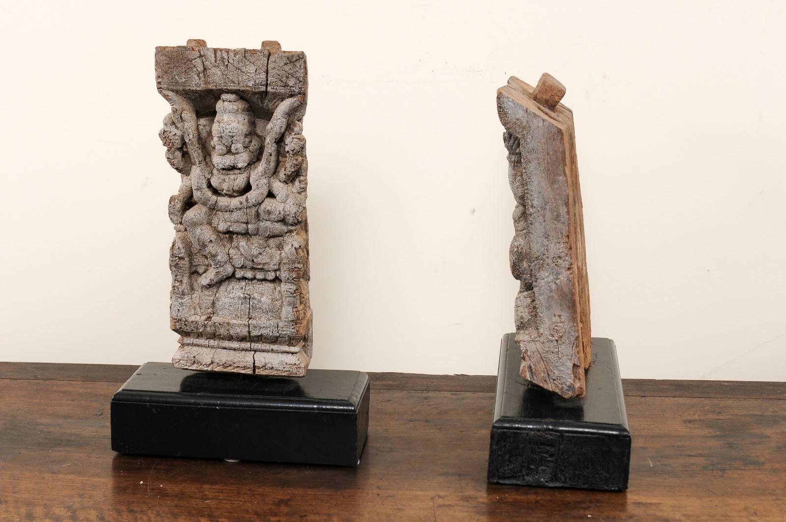 Paar geschnitzte Hindu- Tempelfragmente aus Holz aus dem 19. Jahrhundert aus einem Tempel in Indien im Angebot 3