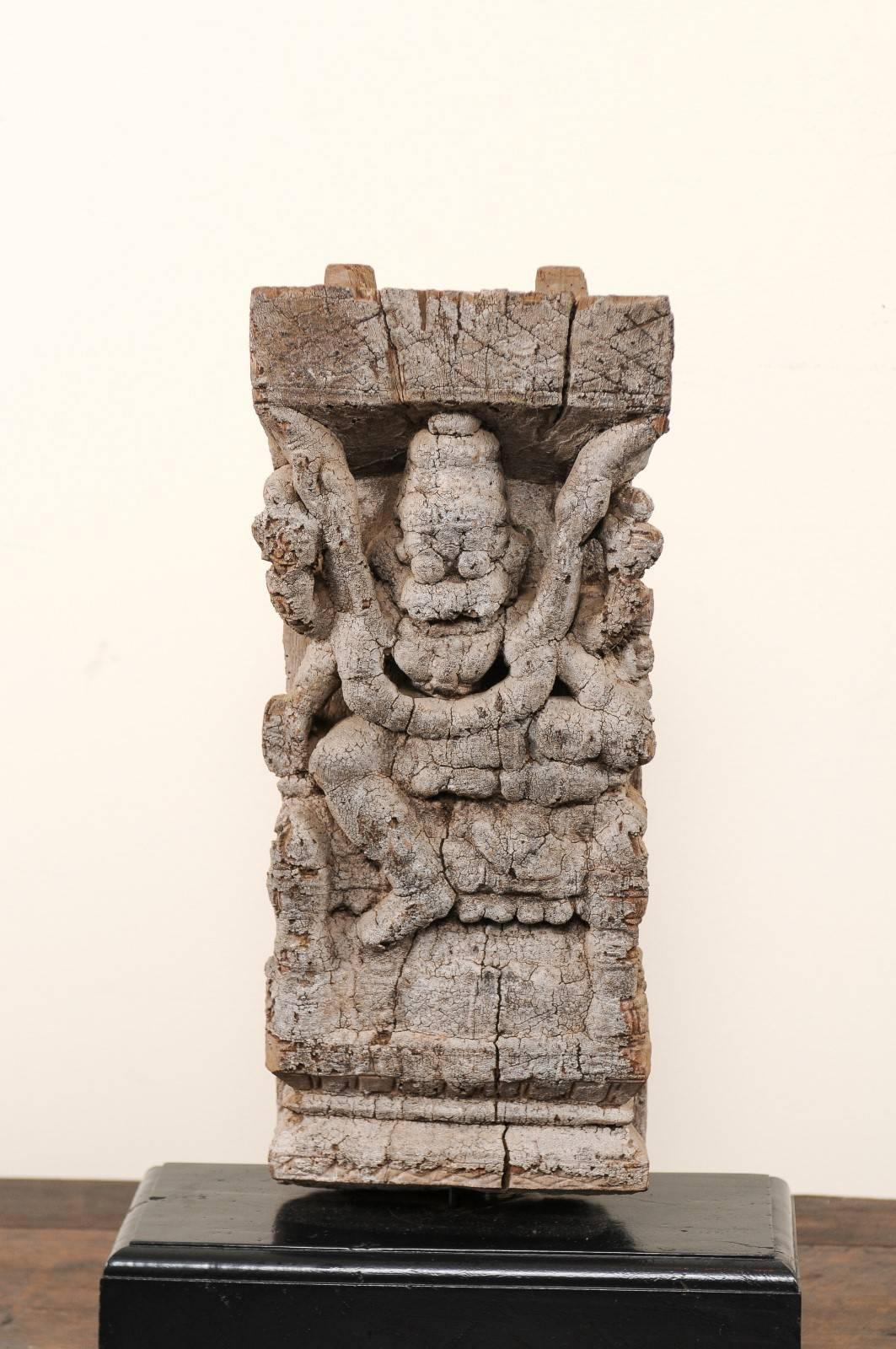 Rustico Coppia di frammenti di legno intagliati a mano del XIX secolo provenienti dall'India in vendita