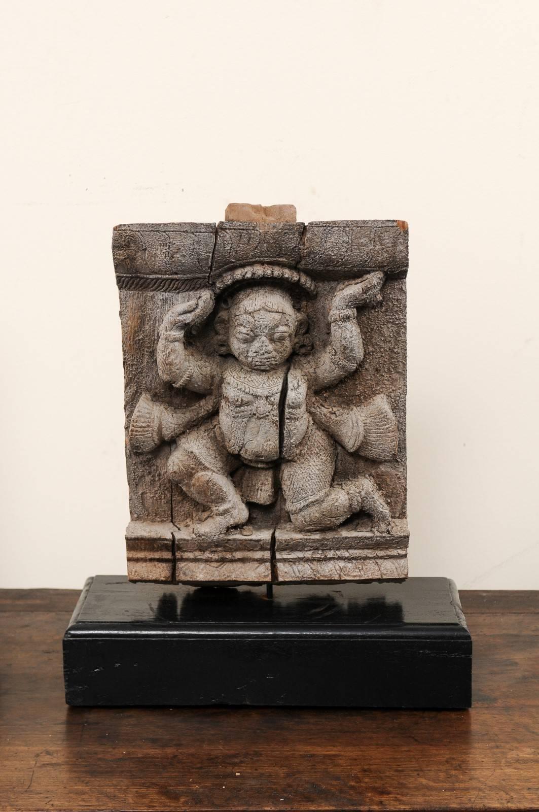 Paar geschnitzte Hindu- Tempelfragmente aus Holz aus dem 19. Jahrhundert aus einem Tempel in Indien (Indisch) im Angebot
