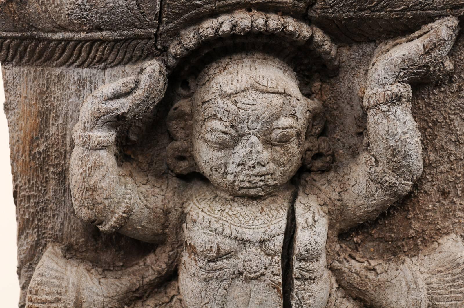 Paar geschnitzte Hindu- Tempelfragmente aus Holz aus dem 19. Jahrhundert aus einem Tempel in Indien (Handgeschnitzt) im Angebot