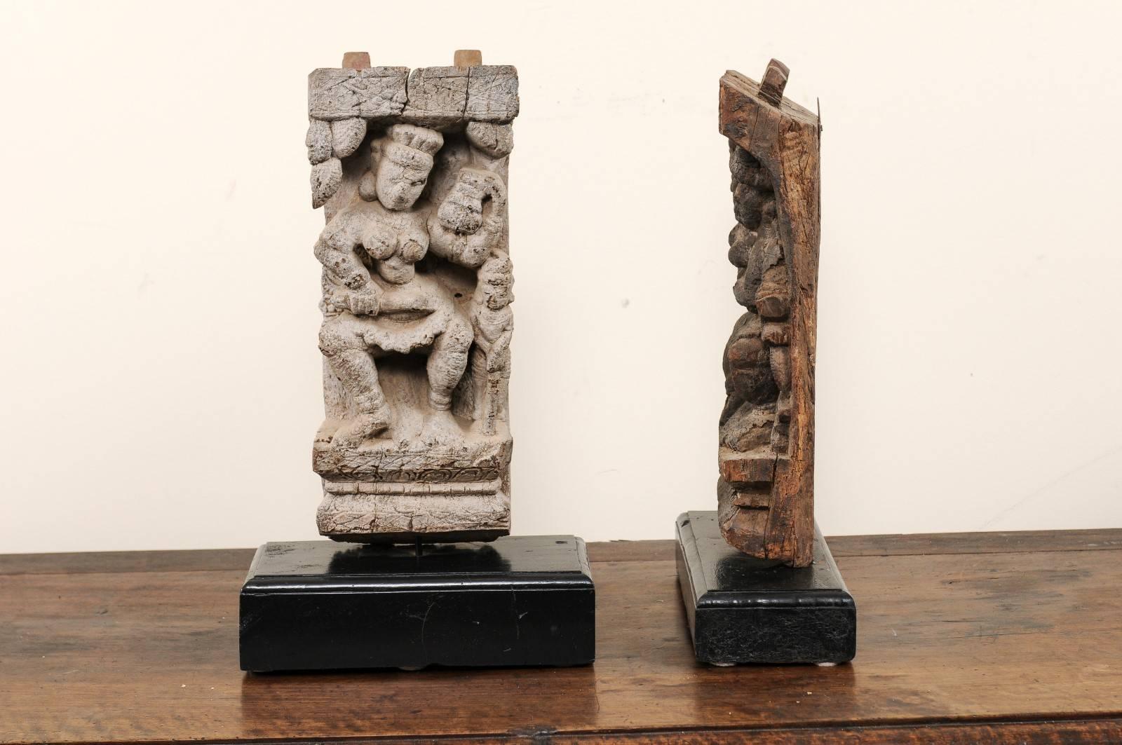 Paar Hindu- Tempelfragmente des 19. Jahrhunderts, handgeschnitzt aus Indien im Angebot 4