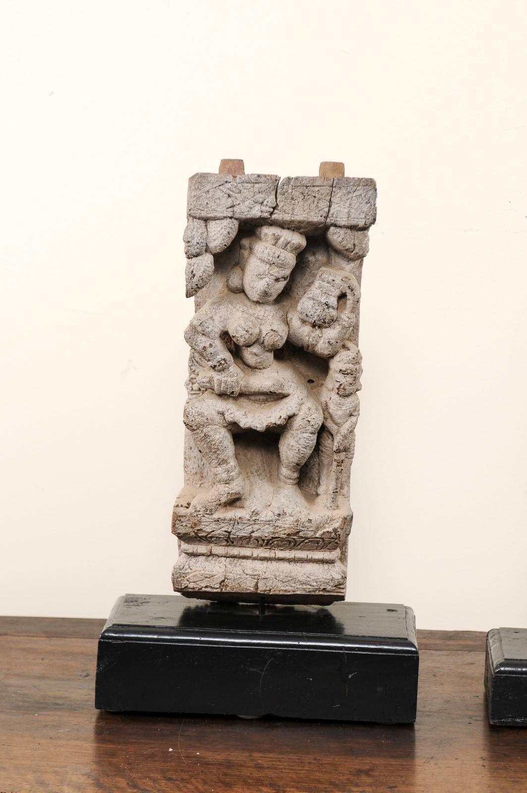 Paar Hindu- Tempelfragmente des 19. Jahrhunderts, handgeschnitzt aus Indien (Indisch) im Angebot