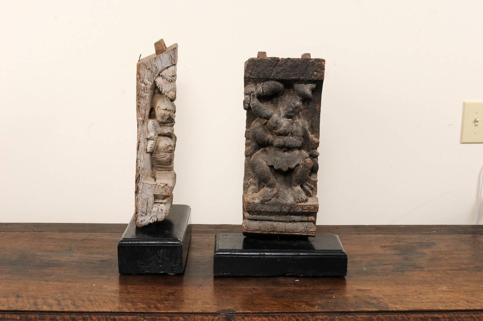 Paar Hindu- Tempelfragmente des 19. Jahrhunderts, handgeschnitzt aus Indien im Angebot 1