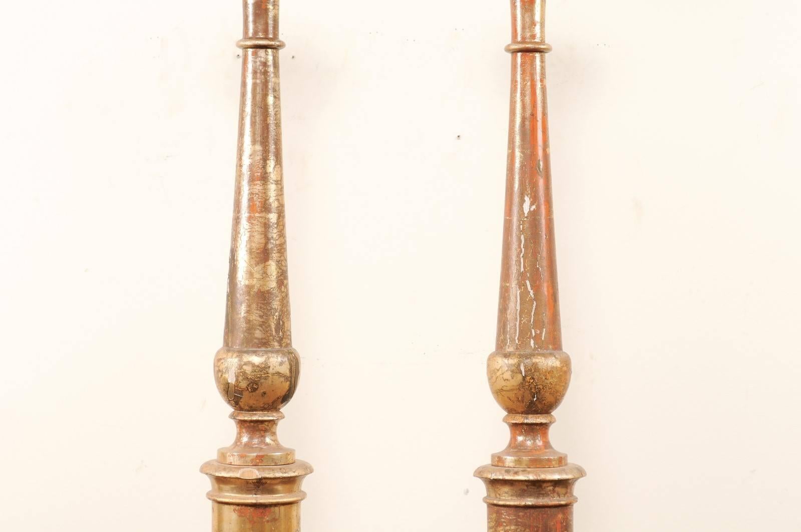 Intagliato Coppia di bastoni da altare italiani del XIX secolo/Candelieri alti dorati in vendita