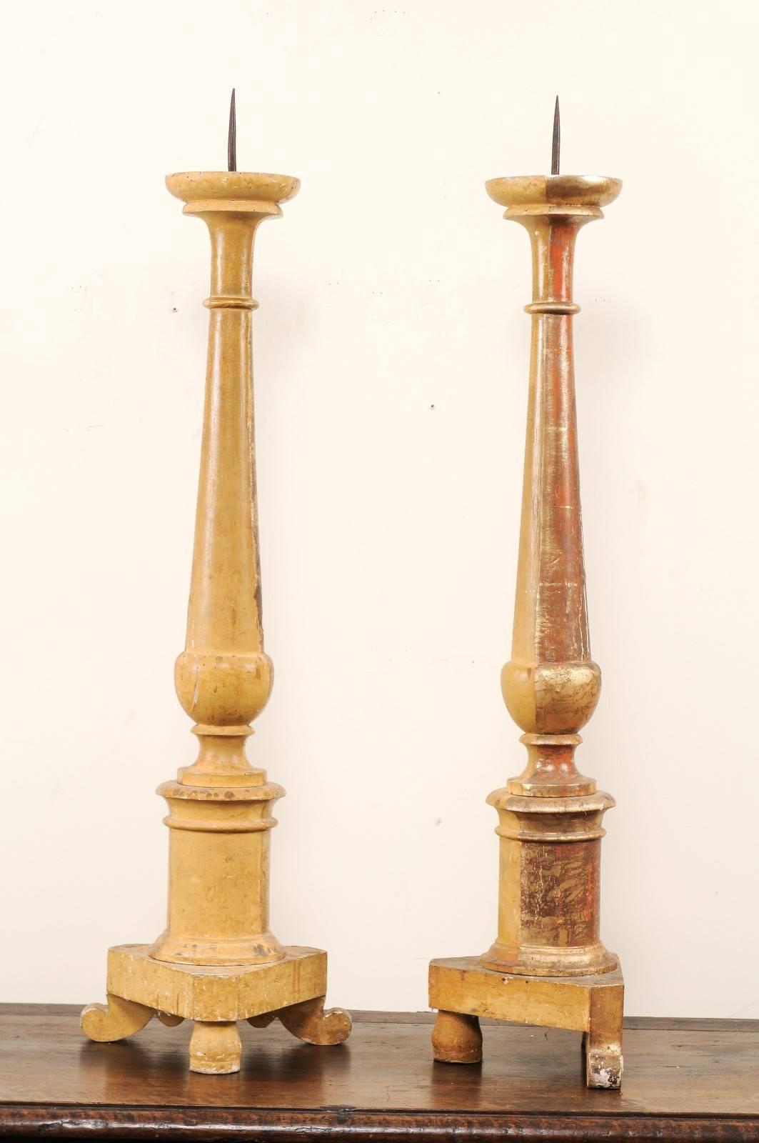 Coppia di bastoni da altare italiani del XIX secolo/Candelieri alti dorati in vendita 1