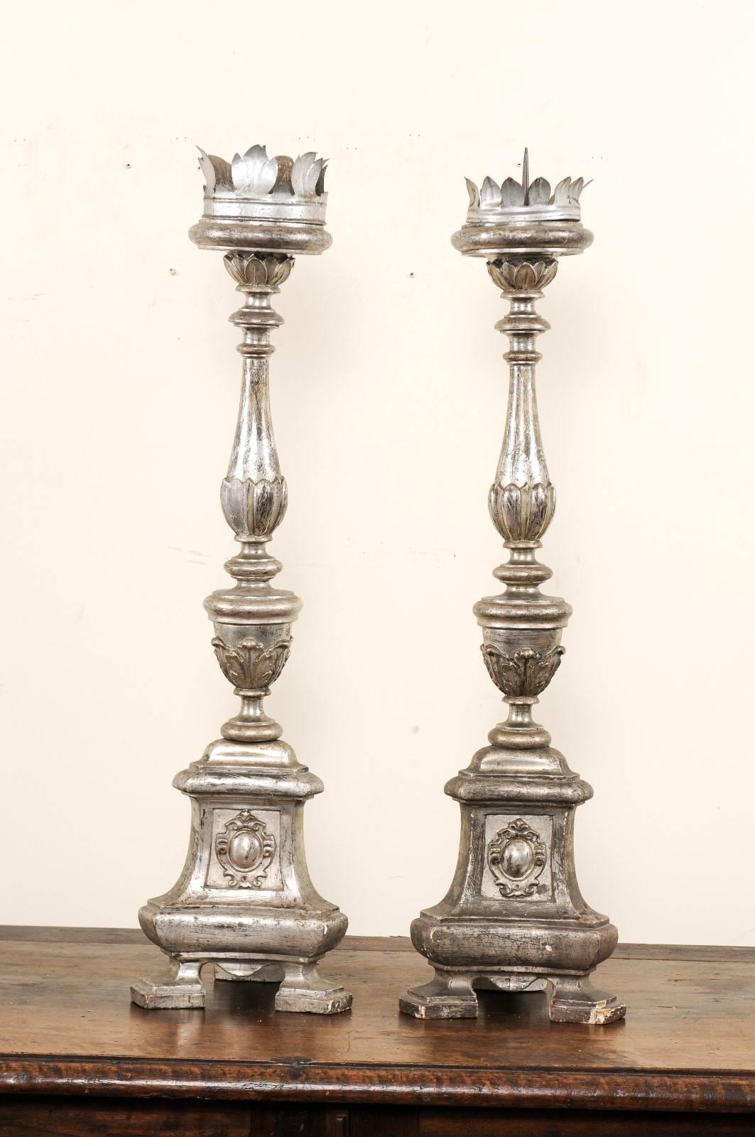 Une paire de chandeliers italiens de grande taille du XIXe siècle. Cette paire de chandeliers antiques, datant d'environ 1850, était à l'origine exposée dans une église italienne et présente une dorure argentée sur des corps en bois exquis sculptés