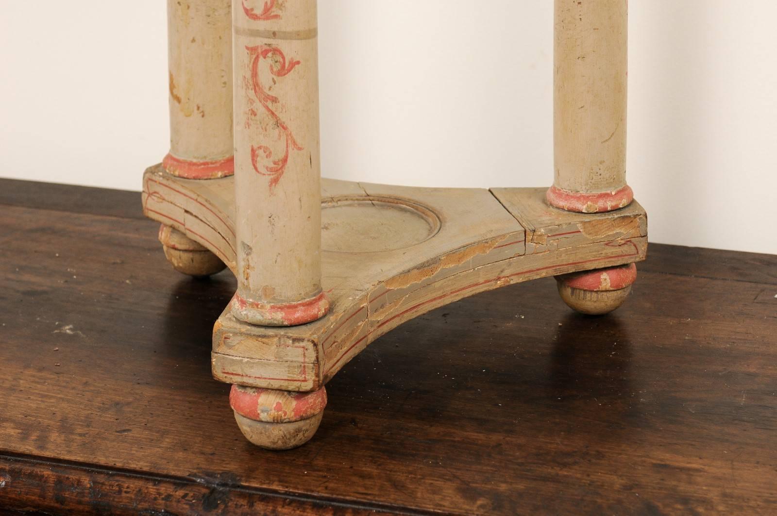 Zweistöckiger italienischer Gueridon-Tisch im Vintage-Stil mit originalen, alten, handbemalten Details im Angebot 2