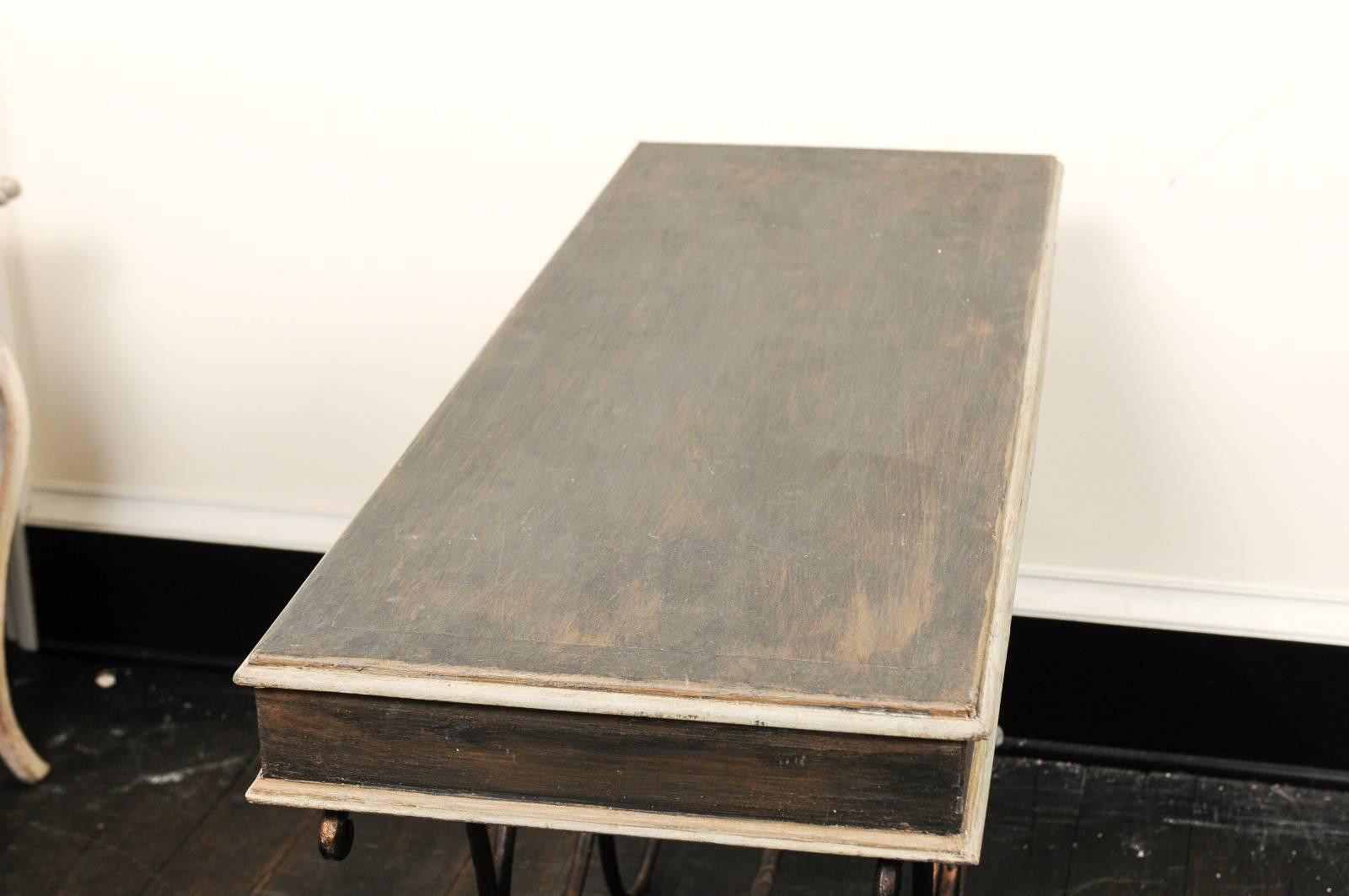 Table de Baker's française vintage avec plateau en bois peint et base en fer à volutes en vente 3