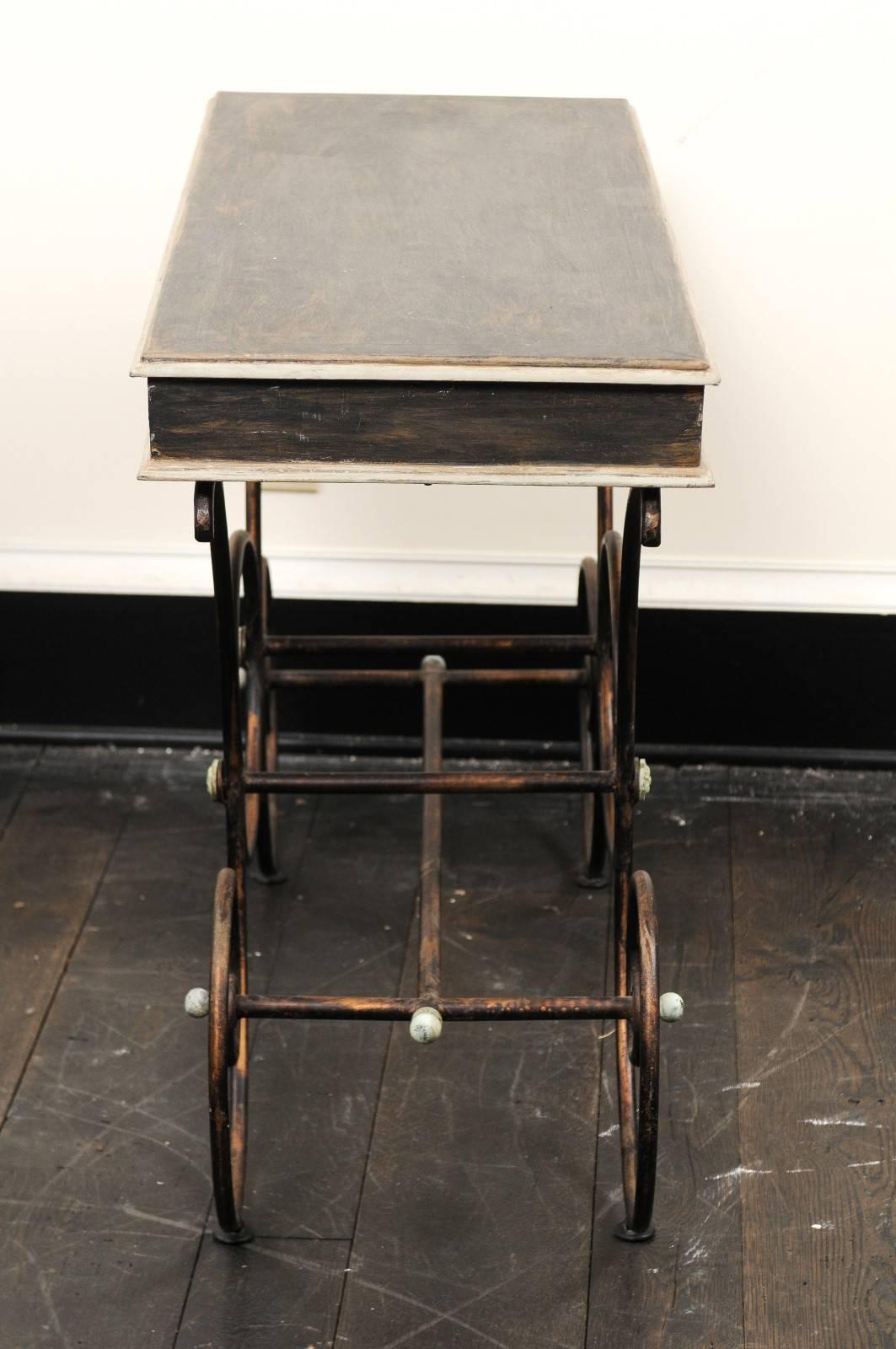 Mesa de panadero vintage francesa con tablero de madera pintada y base de hierro con volutas Madera en venta
