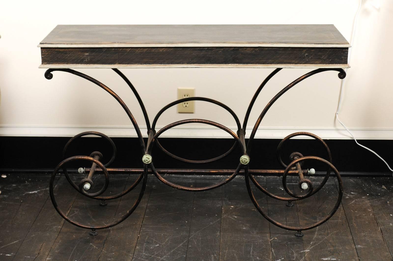 Table de Baker's française vintage avec plateau en bois peint et base en fer à volutes en vente 1