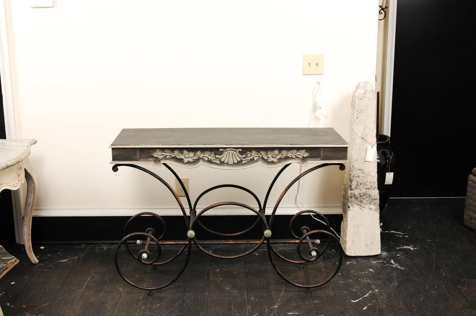 Mesa de panadero vintage francesa con tablero de madera pintada y base de hierro con volutas Francés en venta
