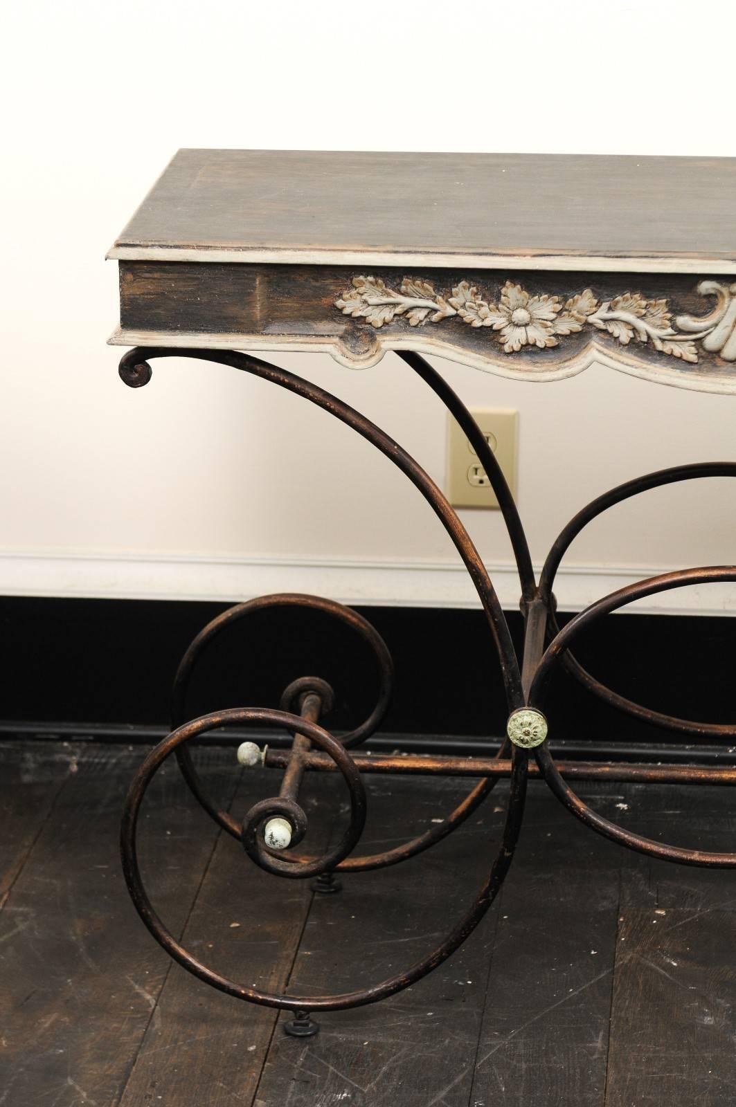 Sculpté Table de Baker's française vintage avec plateau en bois peint et base en fer à volutes en vente