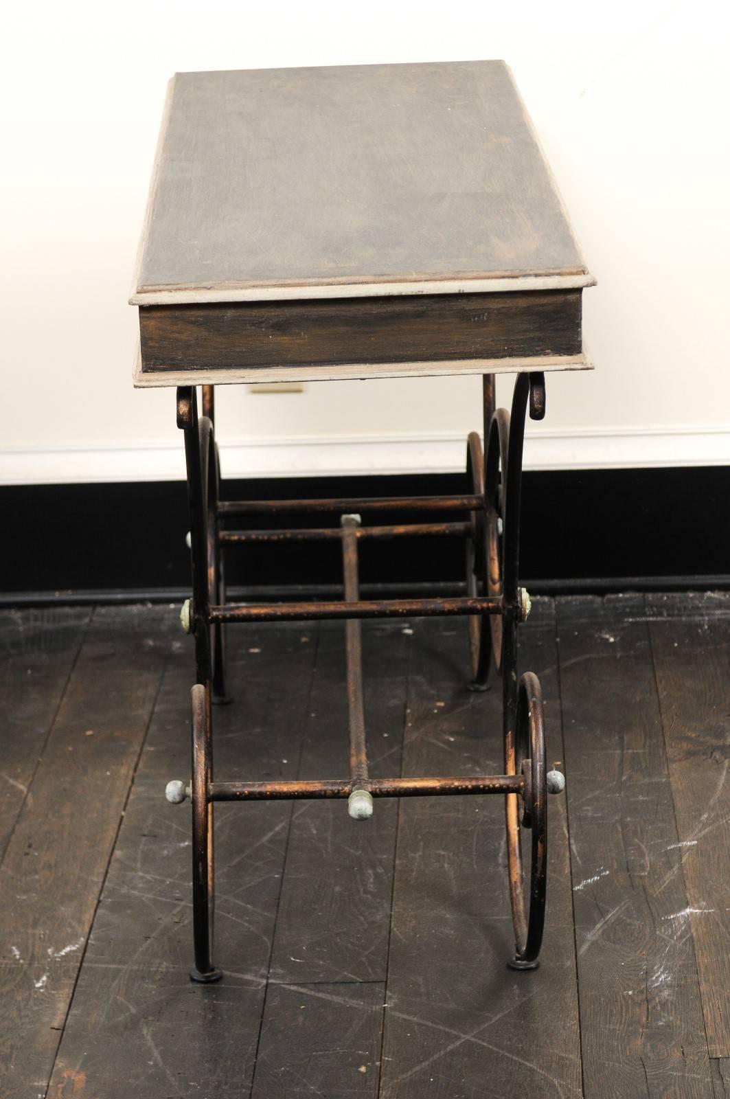 Mesa de panadero vintage francesa con tablero de madera pintada y base de hierro con volutas en venta 2
