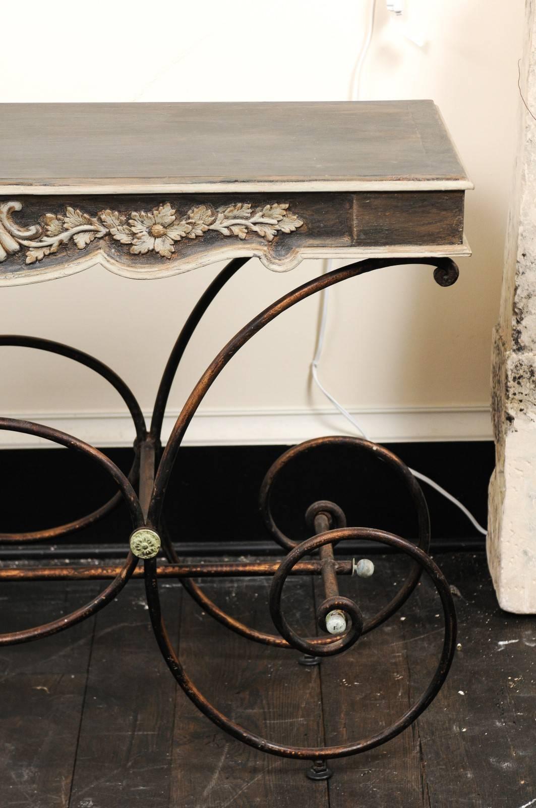 Mesa de panadero vintage francesa con tablero de madera pintada y base de hierro con volutas en Bueno estado para la venta en Atlanta, GA