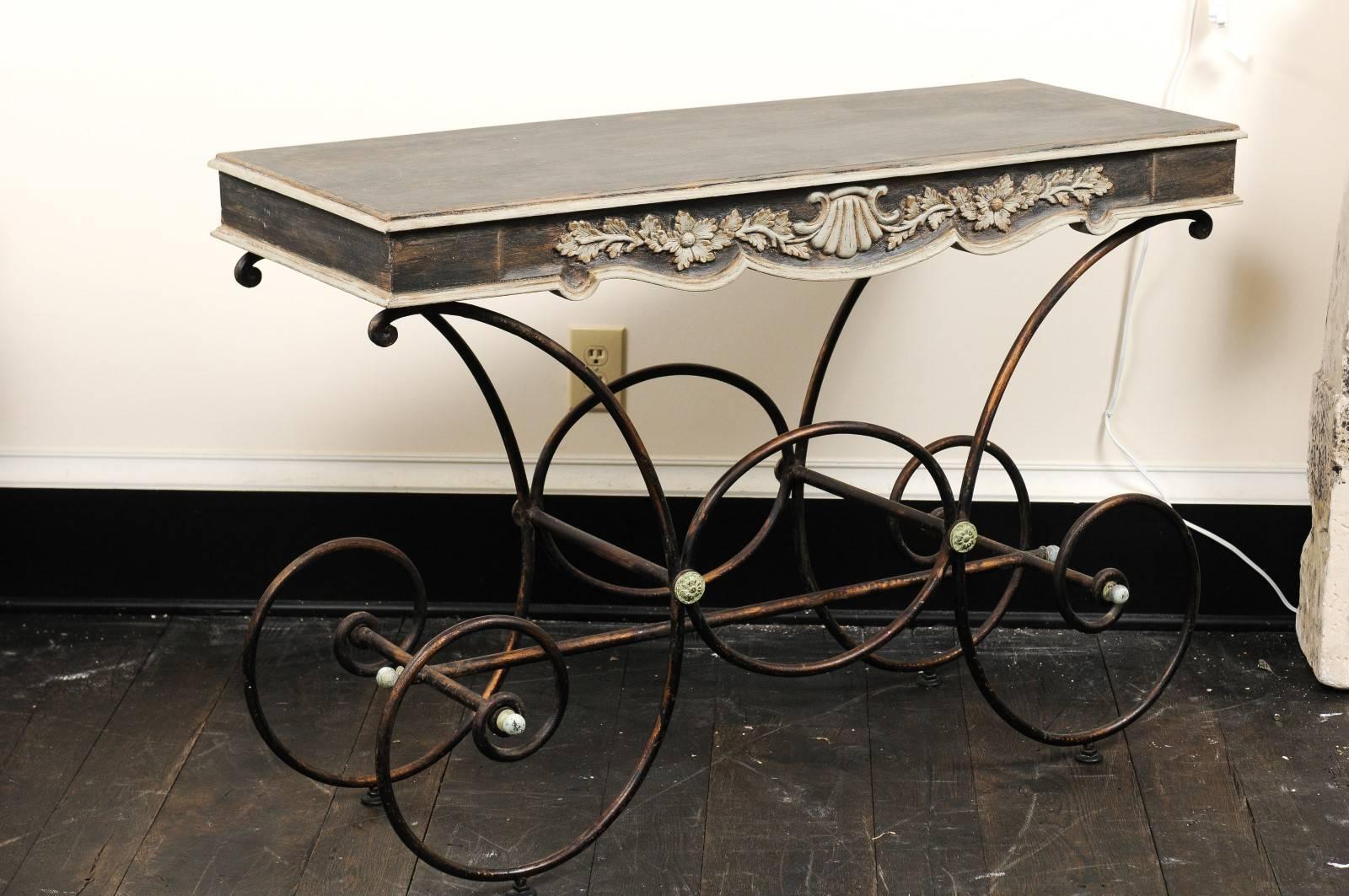 Mesa de panadero vintage francesa con tablero de madera pintada y base de hierro con volutas siglo XX en venta