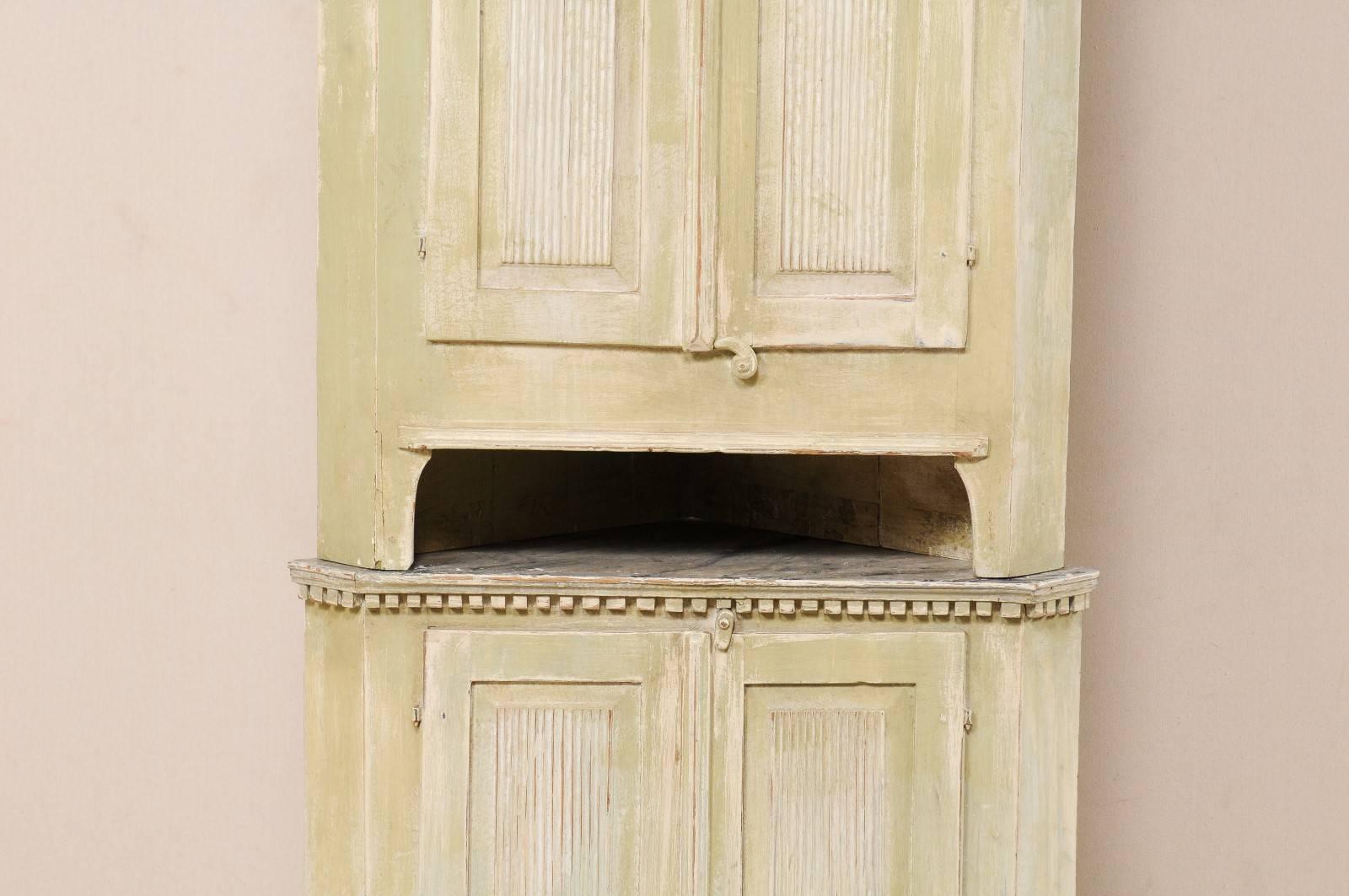 Schwedischer Eckschrank aus der Gustavianischen Periode des späten 18. Jahrhunderts, blassgrün mit Creme im Zustand „Gut“ im Angebot in Atlanta, GA