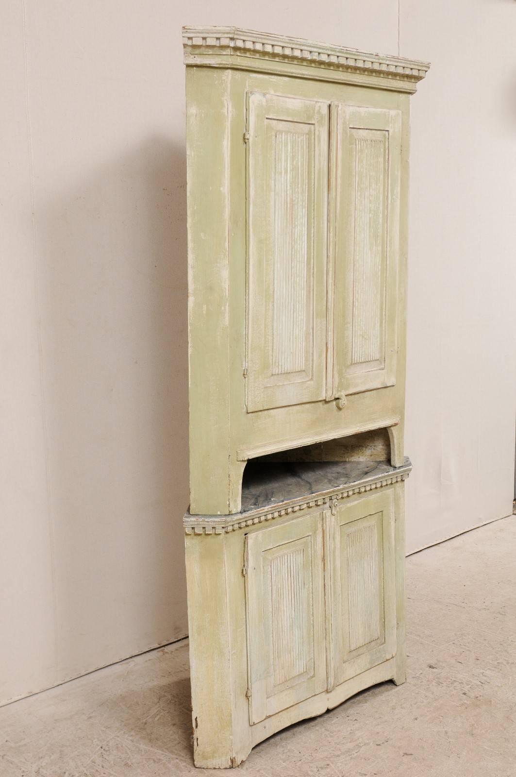 Swedish Late 18th Century Period Gustavian Corner Cabinet, Pale Green w/Cream In Good Condition For Sale In Atlanta, GA