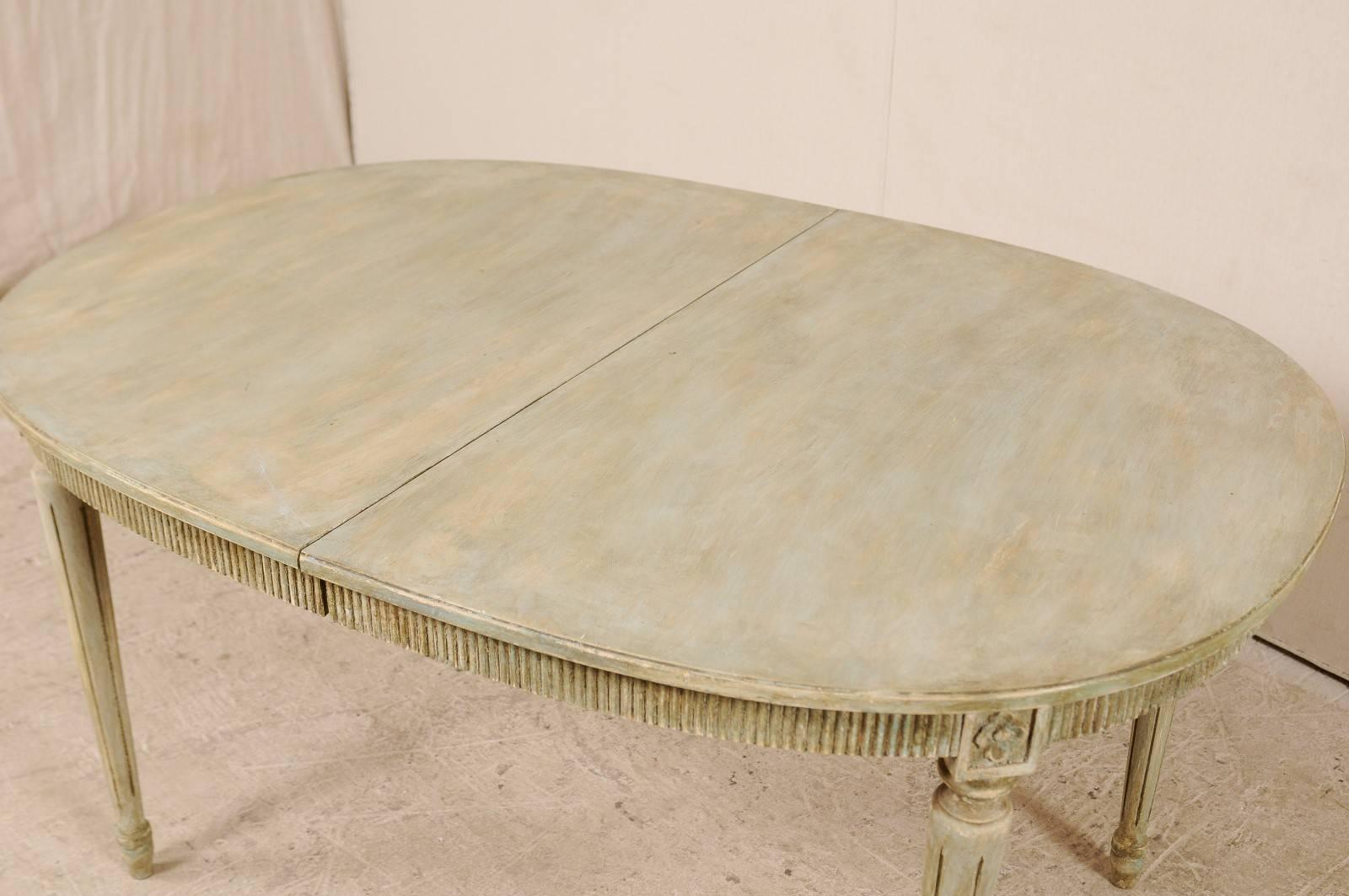Swedish Gustavian Style Vintage Painted Wood Medium Size Oval Table In Good Condition In Atlanta, GA
