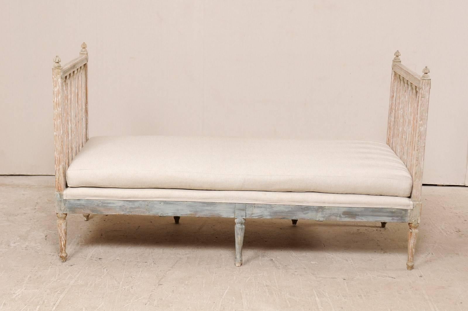 Swedish Period Gustavian Daybed Sofa Bench from the Late 18th Century in Cream 1
