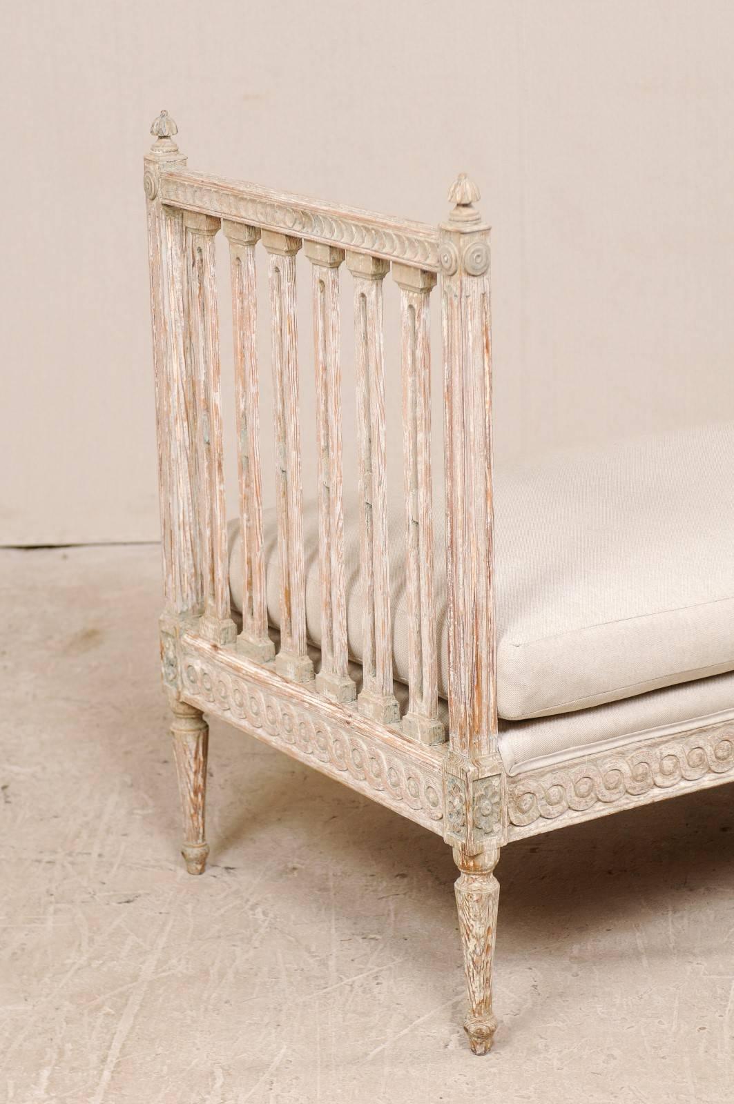 Swedish Period Gustavian Daybed Sofa Bench from the Late 18th Century in Cream 3
