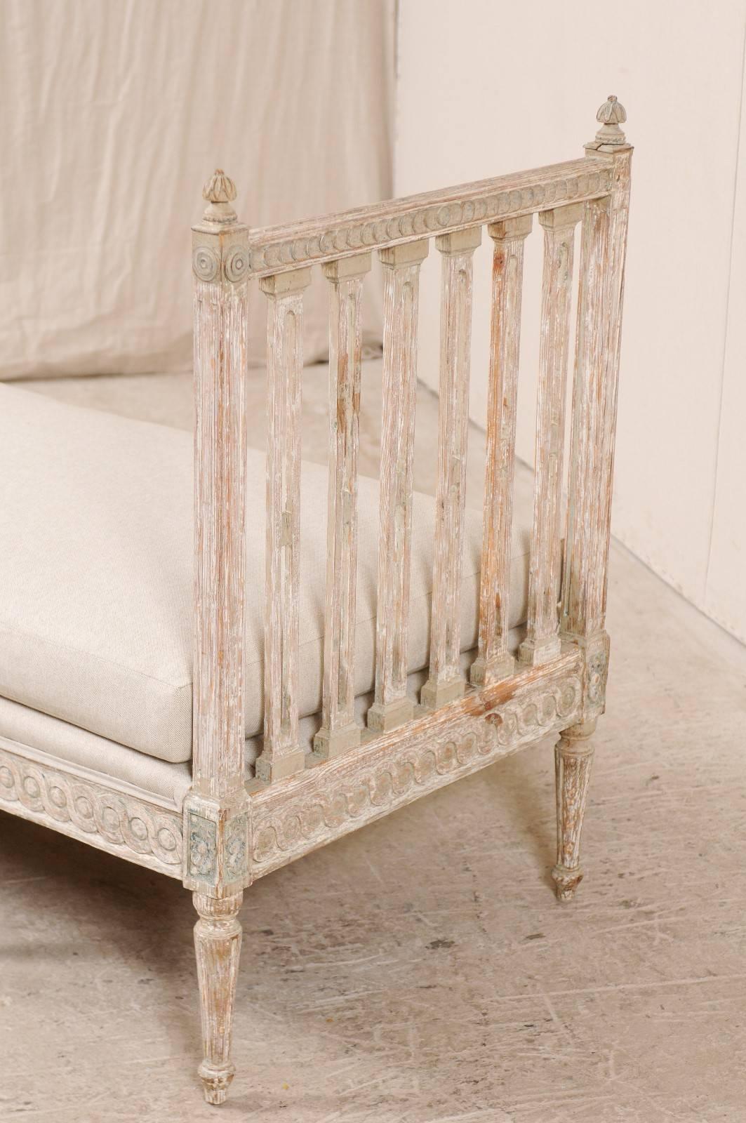 Swedish Period Gustavian Daybed Sofa Bench from the Late 18th Century in Cream In Good Condition In Atlanta, GA
