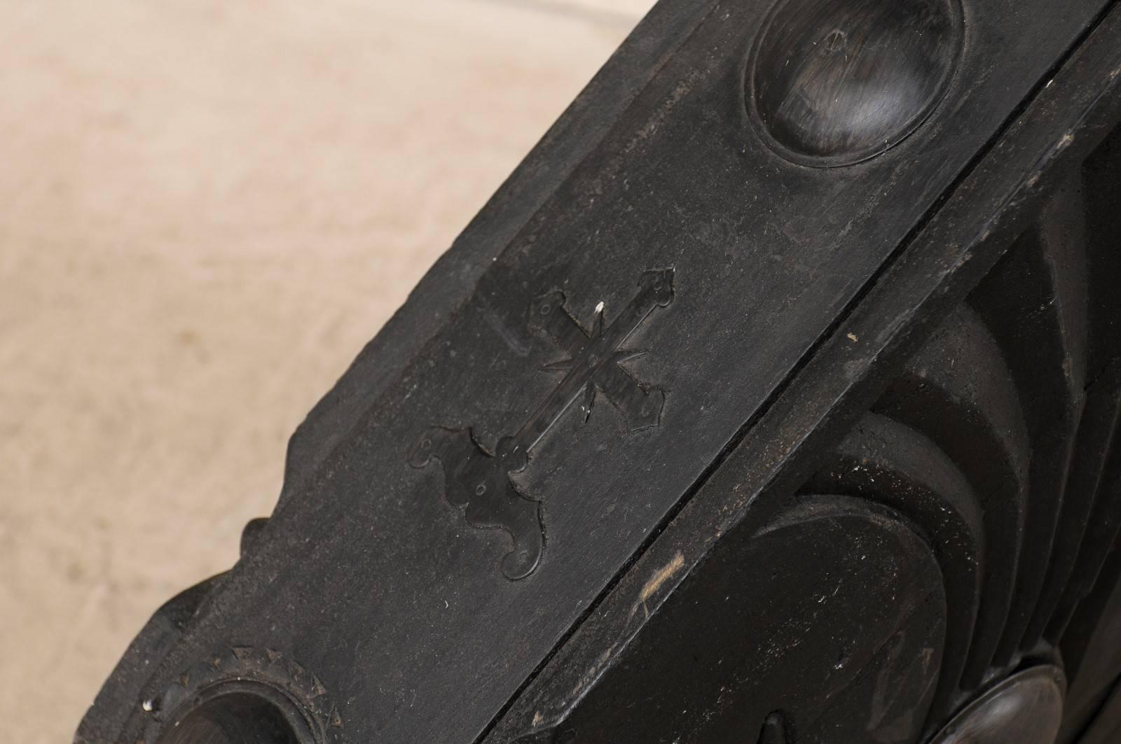 Handgeschnitzte Holzbootstrose aus Kerala mit wunderschön geschnitzten geschwungenen Fleur-de-Lis-Akzenten (20. Jahrhundert) im Angebot