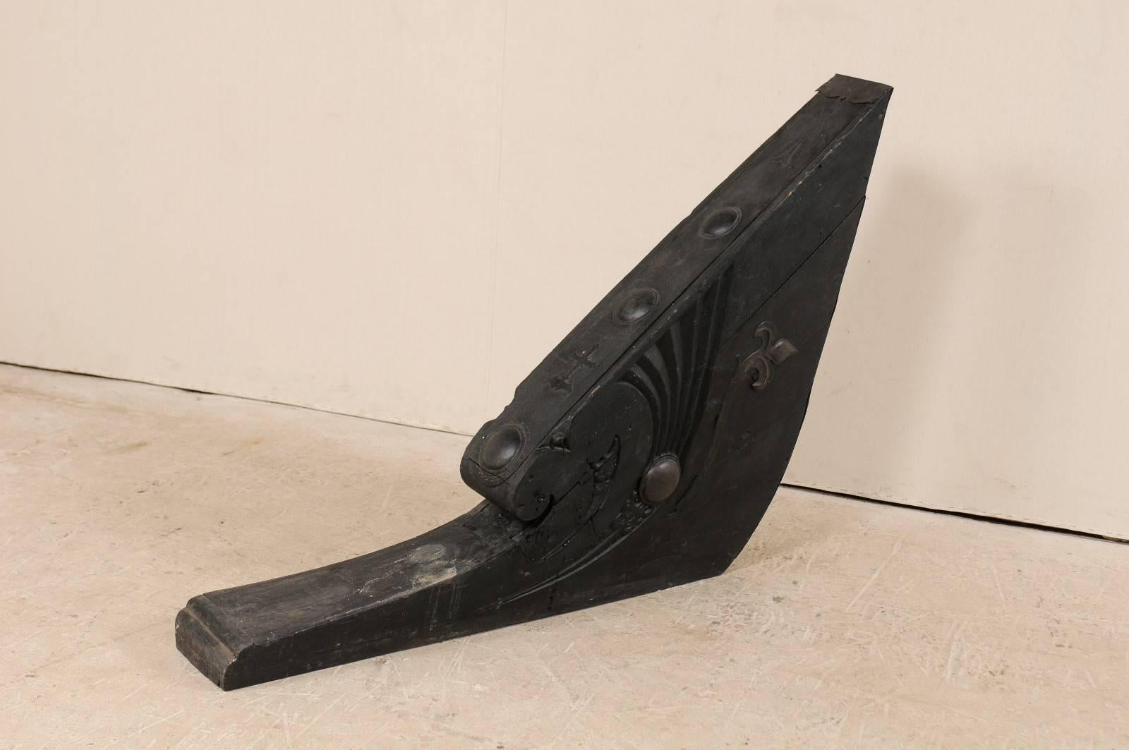 A South Indian (Kerala) wooden boat prow from the mid-20th century. This exquisite example of a hand-carved boat prow from Kerala features a steeply pointed tip, with a tightly curled volute at its upper base area. There is wonderful incised carving