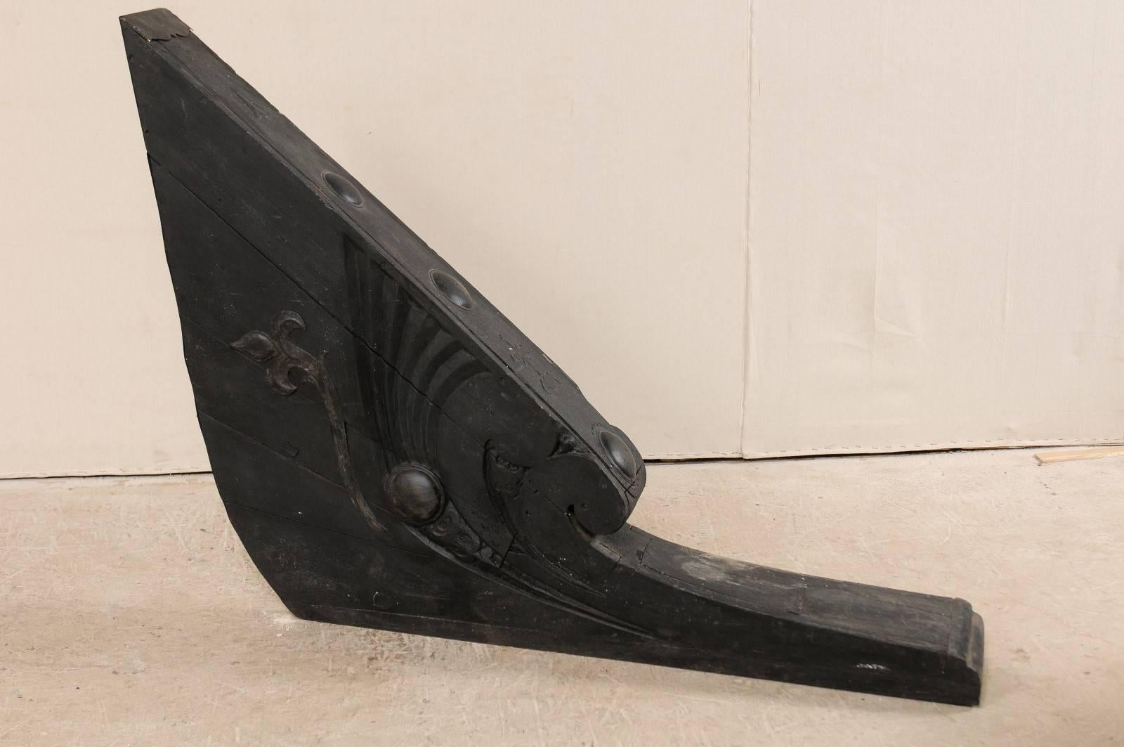Handgeschnitzte Holzbootstrose aus Kerala mit wunderschön geschnitzten geschwungenen Fleur-de-Lis-Akzenten (Metall) im Angebot