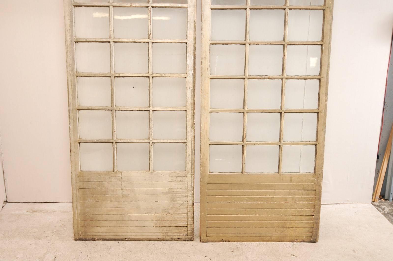 10 Fuß+ hohe französische Glastüren mit Holzvertäfelungen aus dem frühen 20. Jahrhundert. (Französisch) im Angebot