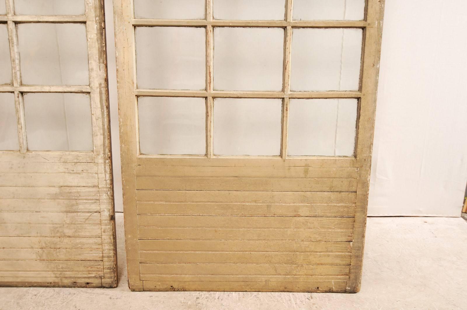 10 Fuß+ hohe französische Glastüren mit Holzvertäfelungen aus dem frühen 20. Jahrhundert. (Geschnitzt) im Angebot