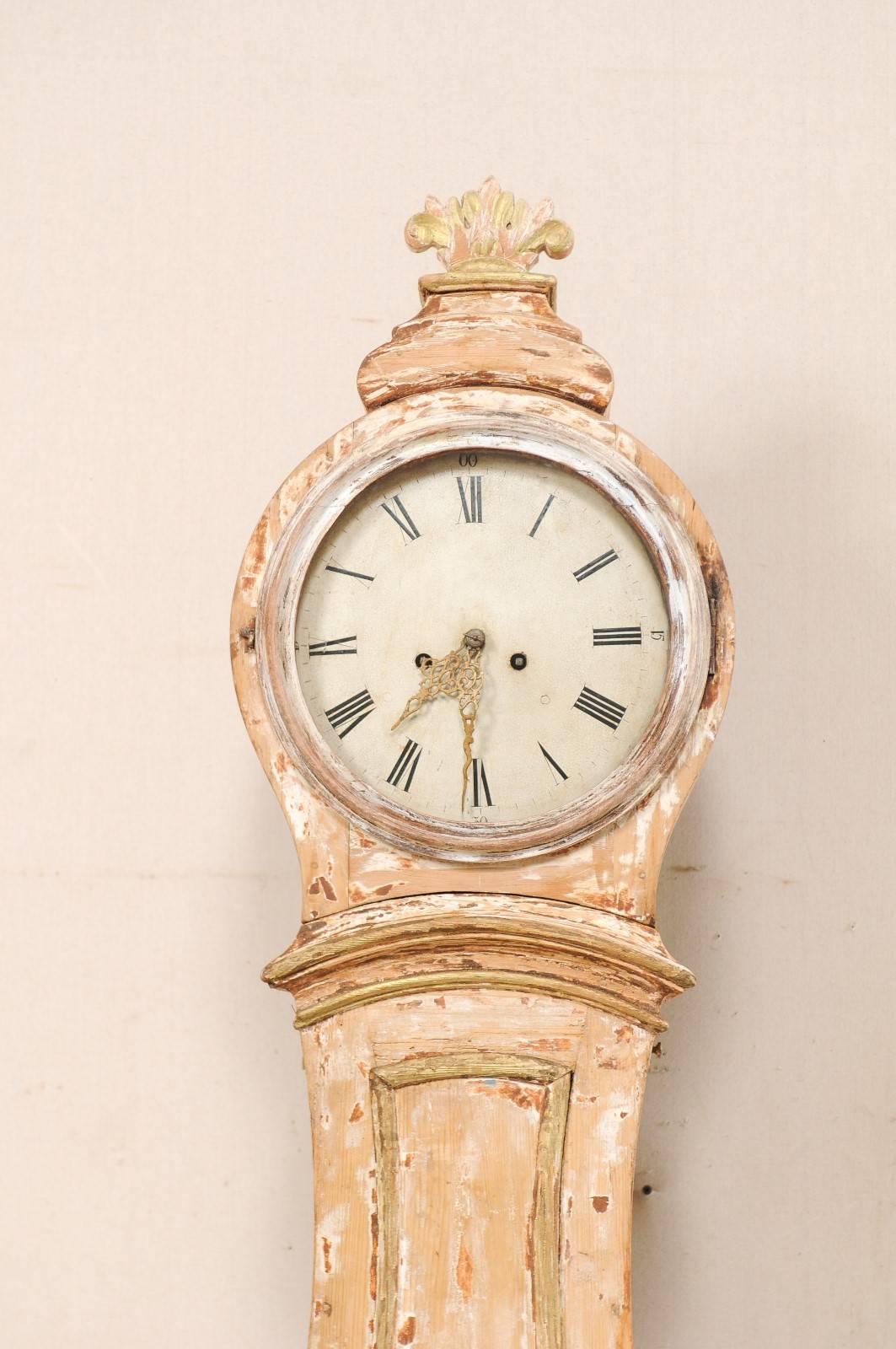 Suédois Horloge de sol suédoise du 19ème siècle grattée pour retrouver sa finition naturelle élégante d'origine en vente