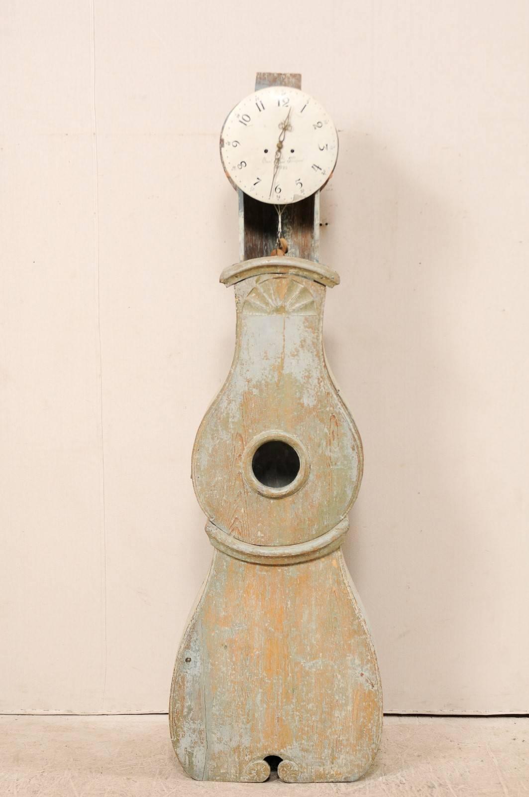 Horloge de sol suédoise du 19e siècle en bois peint avec crête unique en vente 3