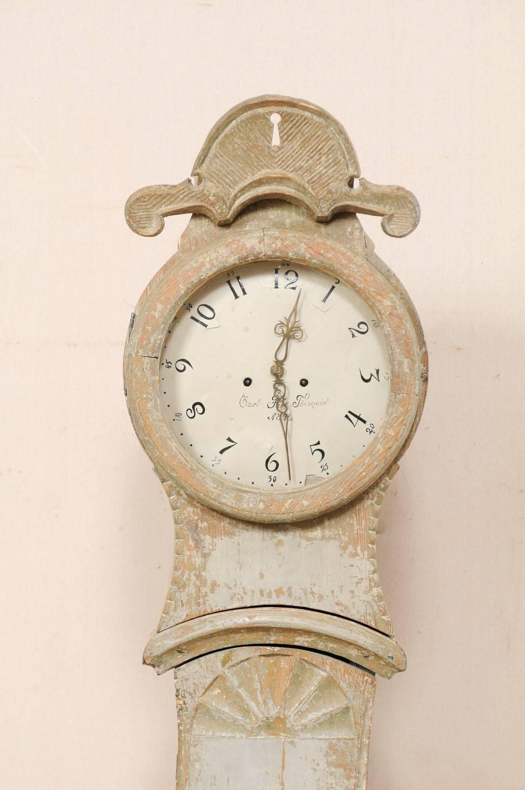 Suédois Horloge de sol suédoise du 19e siècle en bois peint avec crête unique en vente