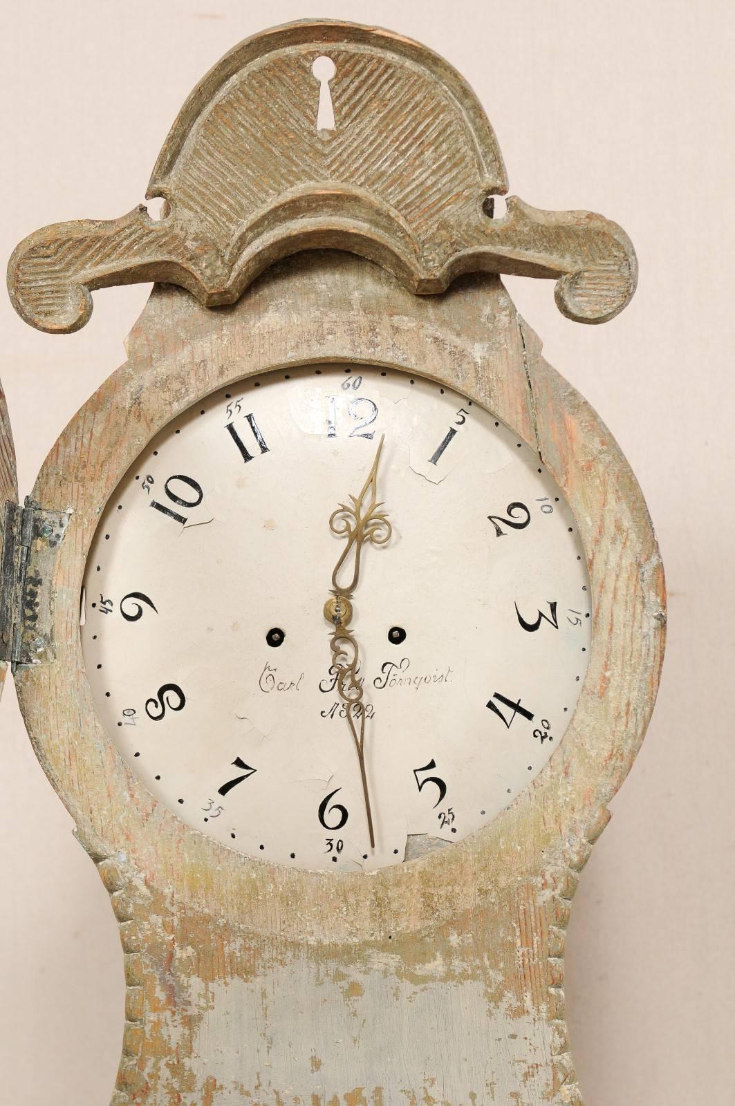 Horloge de sol suédoise du 19e siècle en bois peint avec crête unique en vente 1