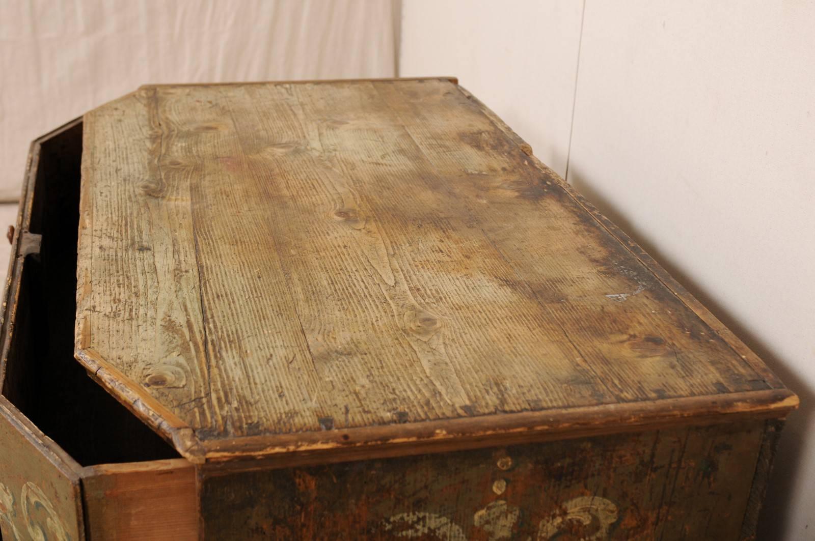 A Large 18th Century Beautifully Hand-Painted Wood Three-Drawer Commode, Italy  For Sale 1