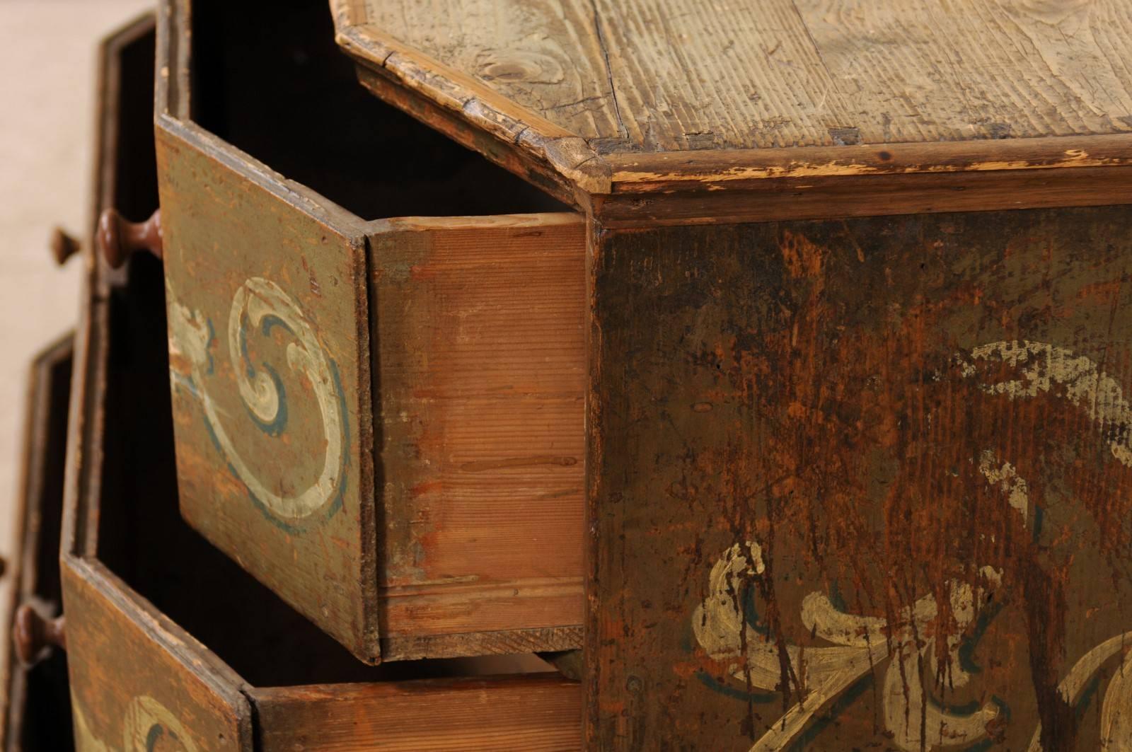 Große, wunderschön handbemalte Holzkommode mit drei Schubladen aus dem 18. Jahrhundert, Italien  (18. Jahrhundert und früher) im Angebot