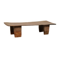Magnifique table basse primitive rustique en bois de naga:: fin du 19e siècle:: Inde
