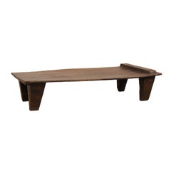 Table basse primitive rustique en bois de naga du début du 20e siècle:: Inde