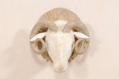 Geschnitzter und bemalter Widderkopf aus Holz - Wandskulptur