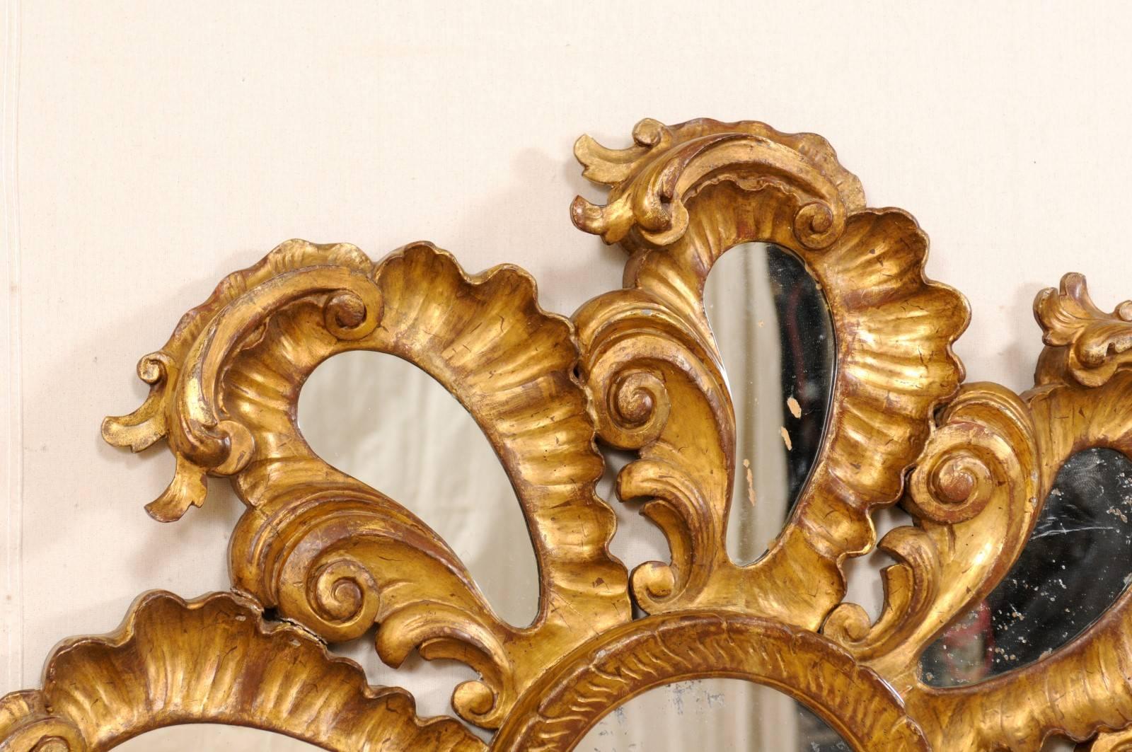 Exquisite Italian Vintage Carved Giltwood Circular Repeating Petal Wall Mirror In Good Condition In Atlanta, GA