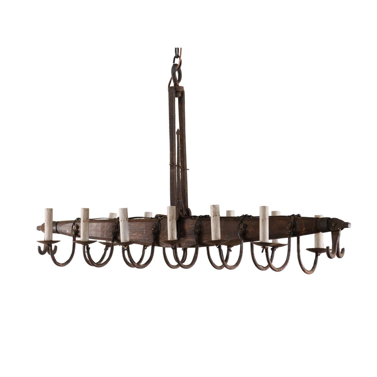 Französischer linearer 12-flammiger Eisenkronleuchter mit Swag-Armlehnen, Mitte des 20. Jahrhunderts 