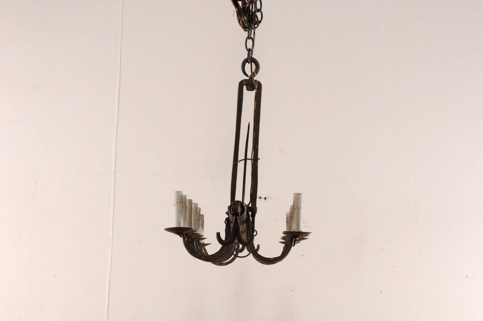 Lampadario lineare francese a 12 luci in ferro con bracci a festoni, metà del XX secolo in vendita 2