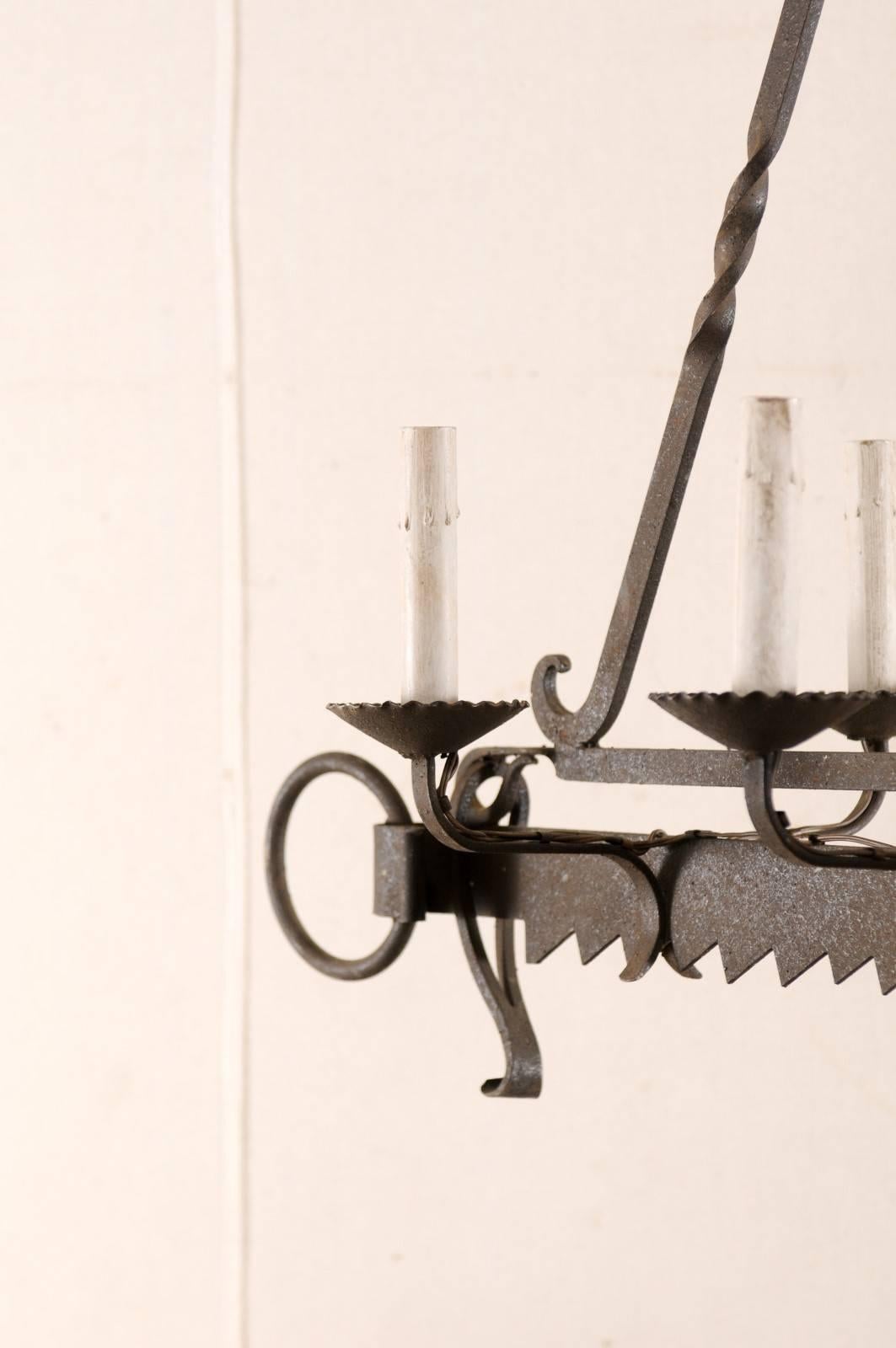 Französischer Sechs-Licht-Kronleuchter aus geschmiedetem Eisen aus der Jahrhundertmitte, 19. im Zustand „Gut“ im Angebot in Atlanta, GA