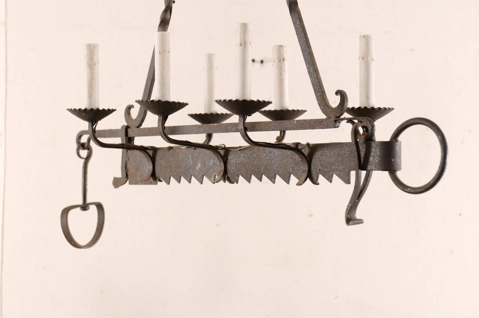 Französischer Sechs-Licht-Kronleuchter aus geschmiedetem Eisen aus der Jahrhundertmitte, 19. (20. Jahrhundert) im Angebot