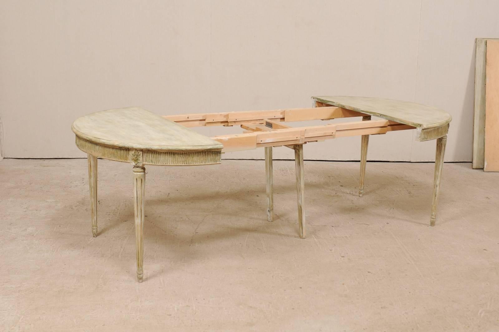 Gustavian Swedish Vintage Center / Dining Table with Two Extra Leaves (20. Jahrhundert)