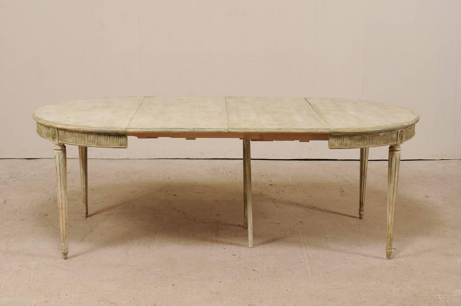 Gustavian Swedish Vintage Center / Dining Table with Two Extra Leaves (Geschnitzt)