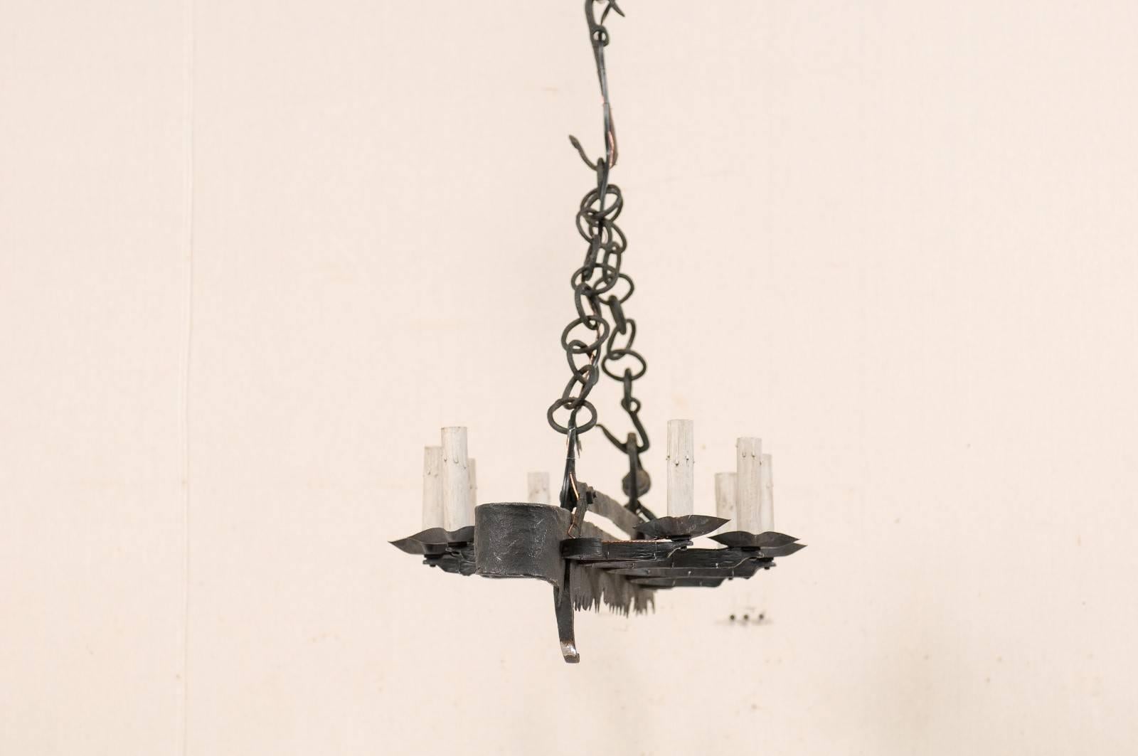 Französischer achtflammiger französischer Kronleuchter aus geschmiedetem Eisen aus einem Schmiedeeisenschnabel aus dem 19. Jahrhundert im Angebot 1