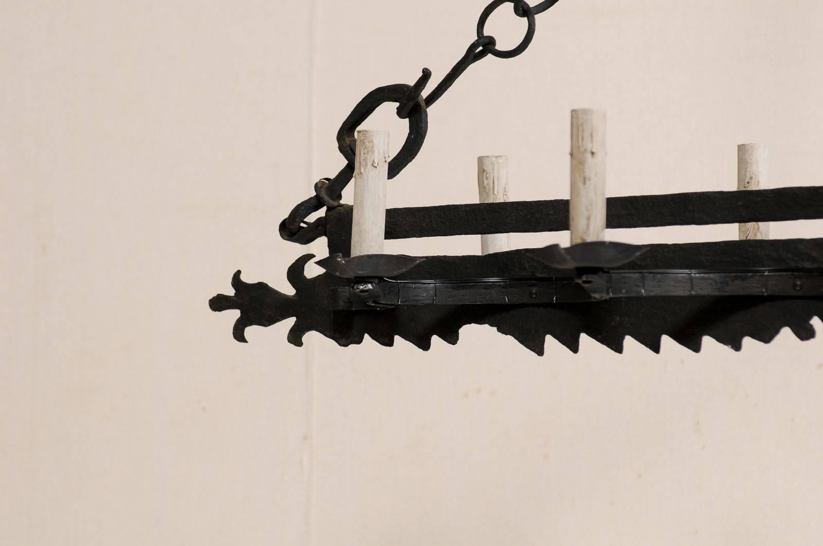 Französischer achtflammiger französischer Kronleuchter aus geschmiedetem Eisen aus einem Schmiedeeisenschnabel aus dem 19. Jahrhundert im Angebot 2
